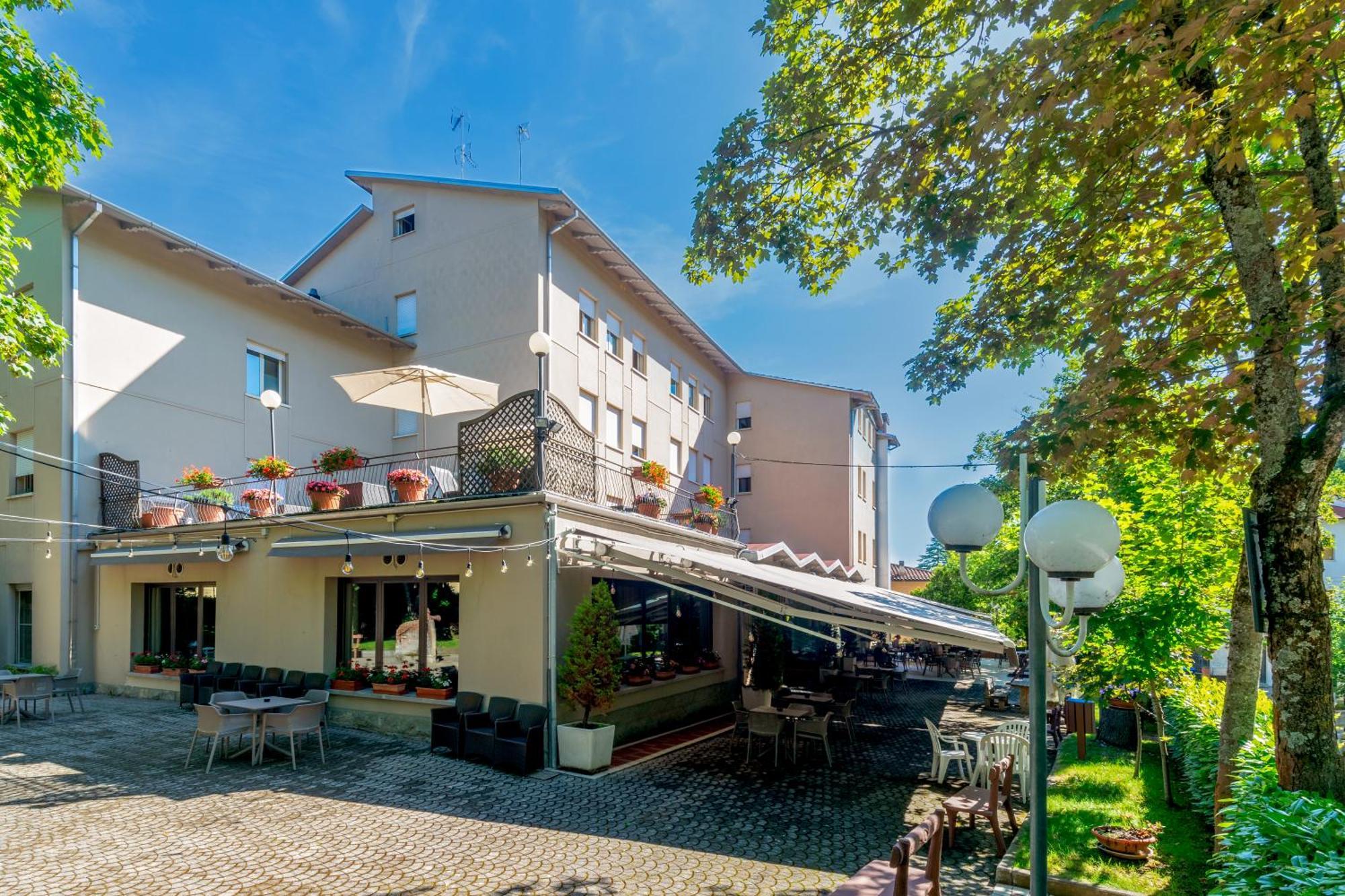 Hotel Falco D'Oro Tole Exterior photo